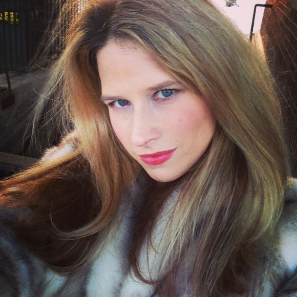 Meet your Posher, Lauren - Picture 2 of 2